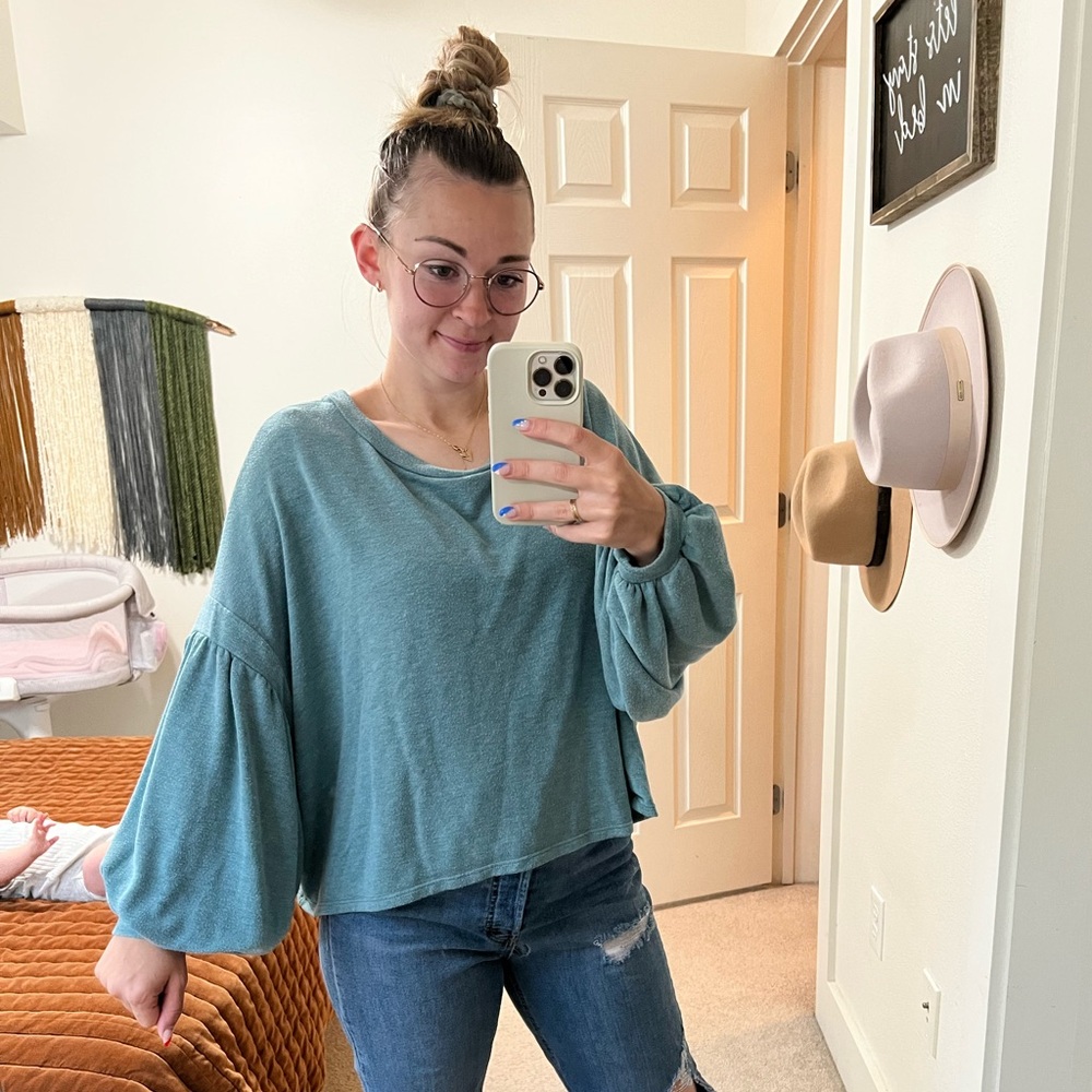 Blue puff sleeve shirt.